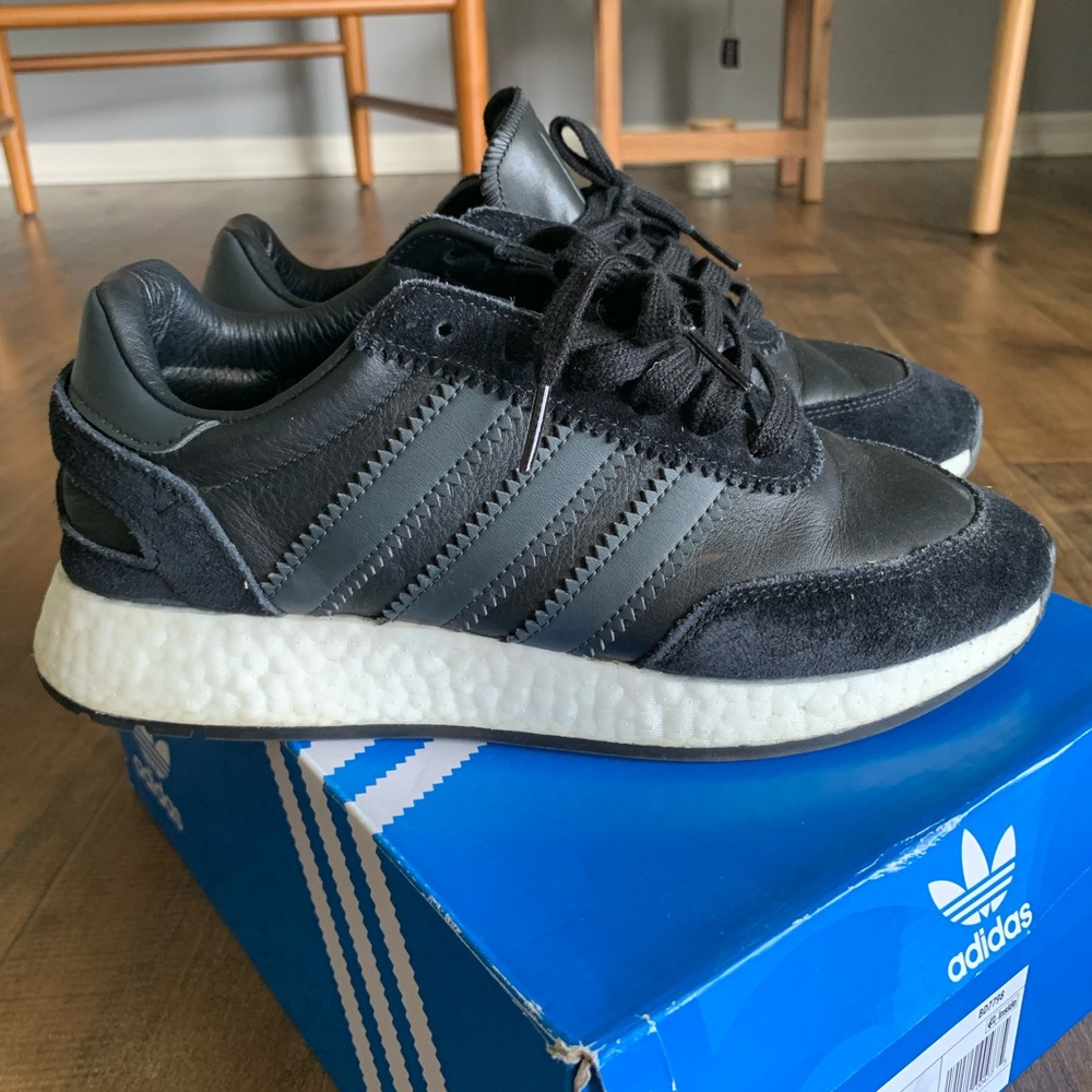 Adidas mens size 7.0 black sneakers
